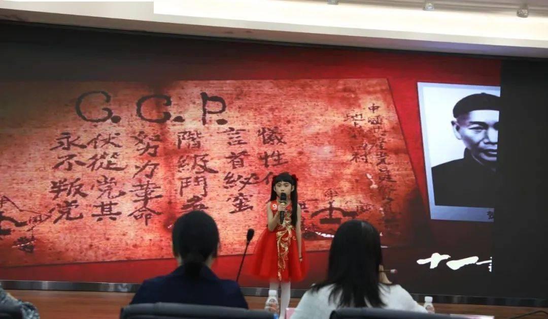 该不该和女同事发展恋爱关系？
